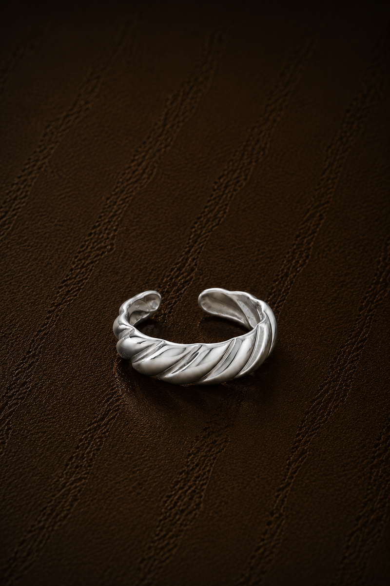 Zilveren verstelbare Croissant ring van Fencyjewels met een speels gedraaid design.