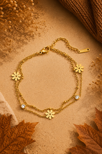 Gouden Daisy armband van Fencyjewels met speelse bloemdetails en subtiele sprankelende steentjes.