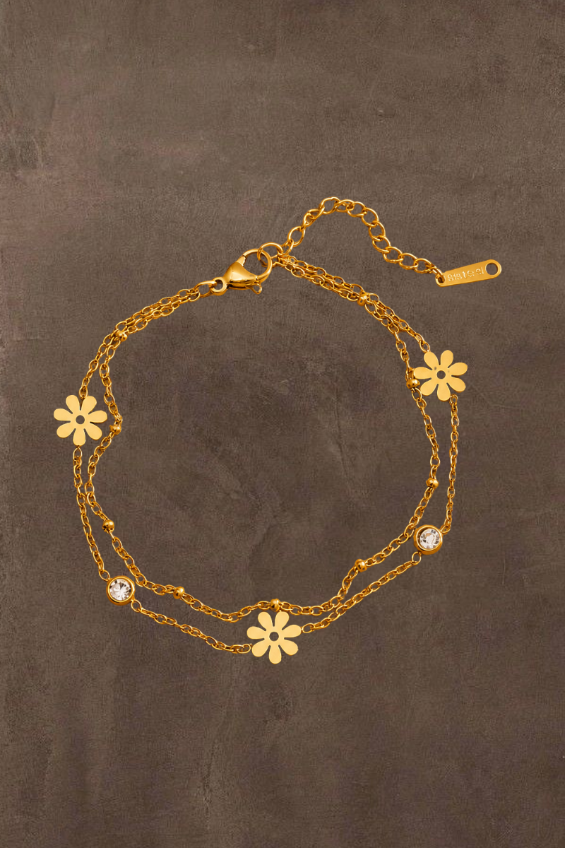 Gouden verstelbare Daisy armband van Fencyjewels met verfijnde bloemen en sprankelende steentjes.