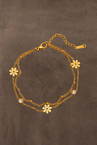 Gouden verstelbare Daisy armband van Fencyjewels met verfijnde bloemen en sprankelende steentjes.
