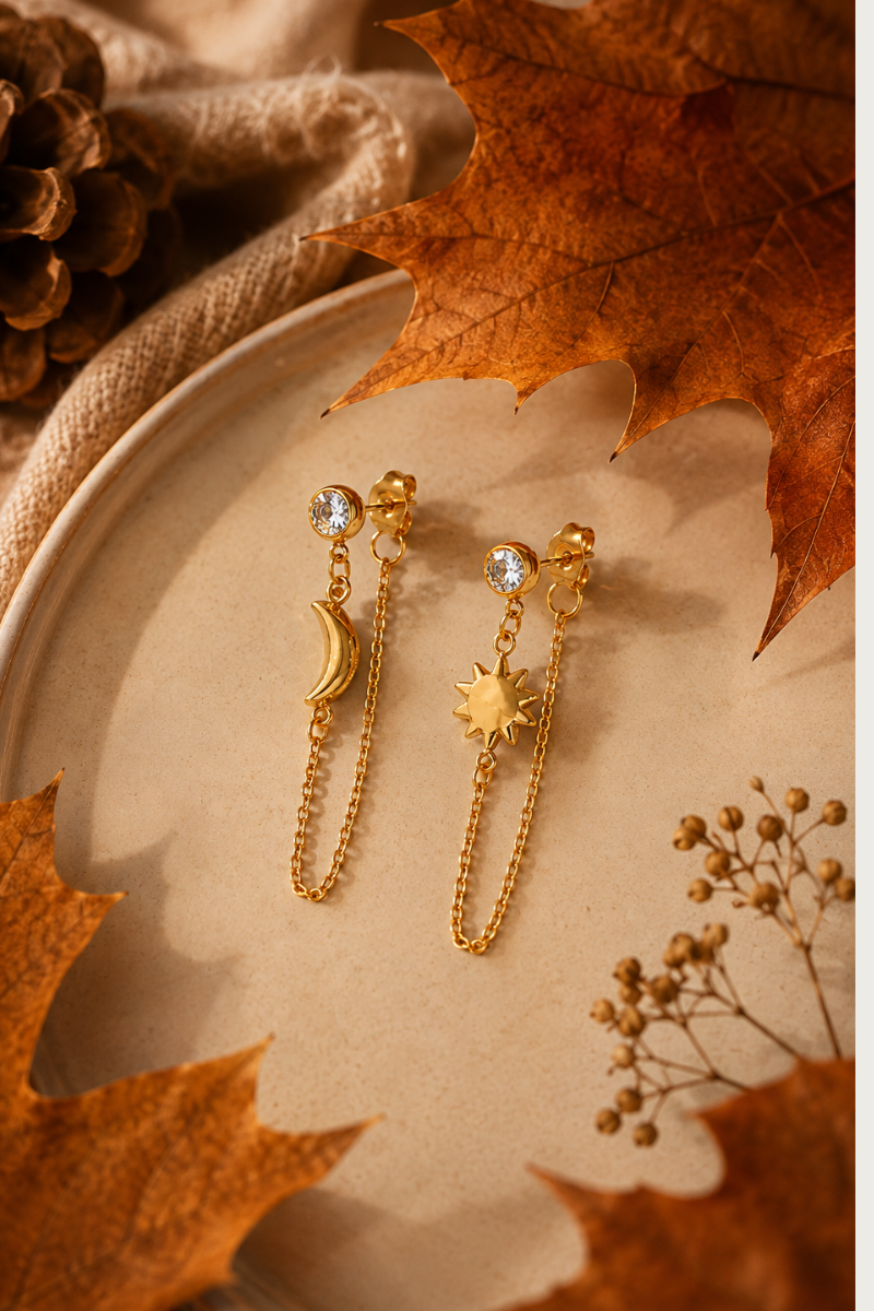 Gouden Day & night oorbellen van Fencyjewels met verfijnde maan- en sterdetails en speelse kettinkjes.