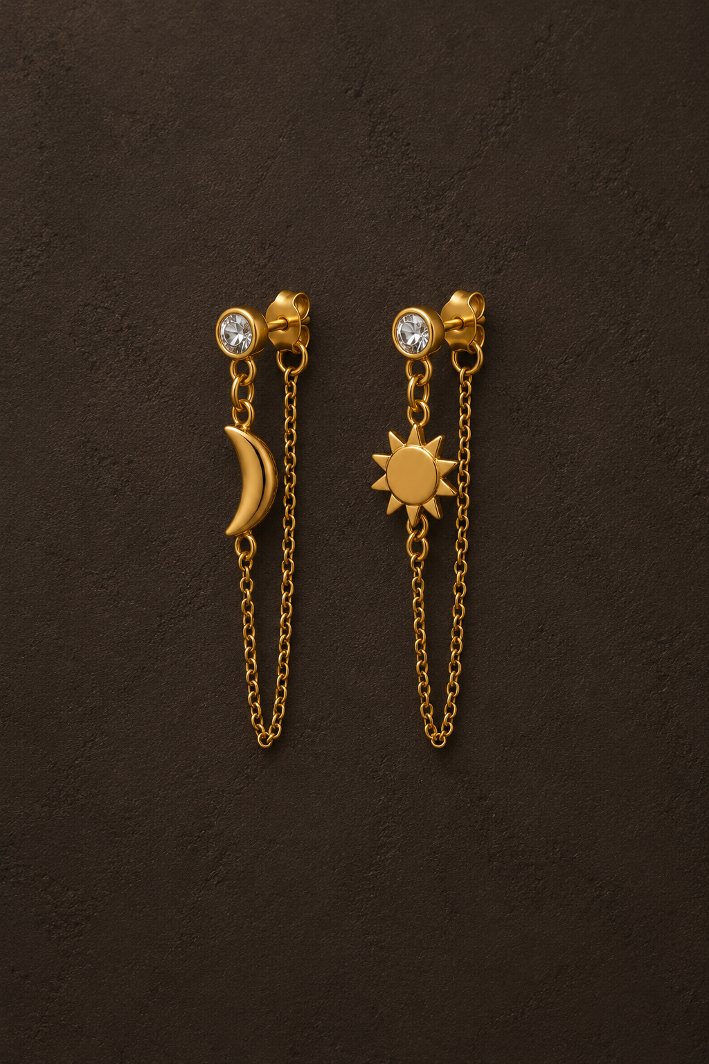 Gouden Day & night oorbellen van Fencyjewels met maan, ster en lange verfijnde kettinkjes.