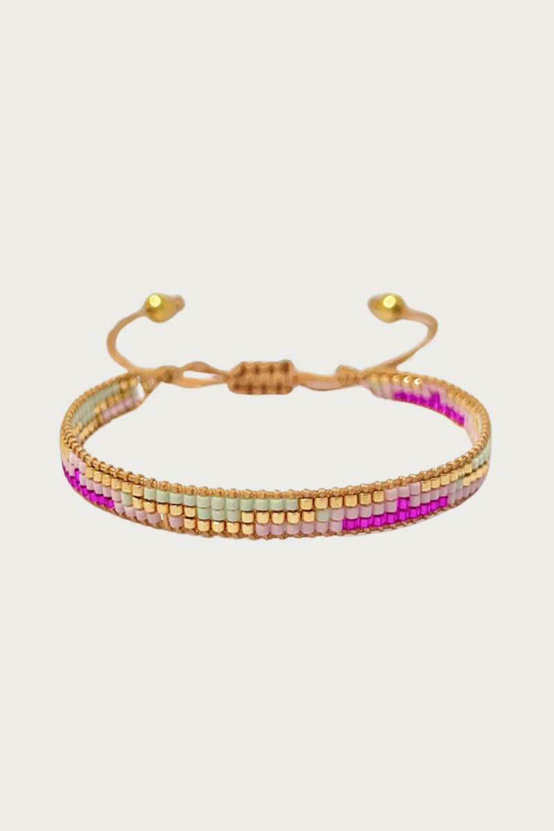 Ibiza armband van Fencyjewels – handgemaakte armband met gekleurde kralen in goud, roze en pastelkleuren, verstelbaar koord met gouden details, zomerse boho stijl voor dames.
