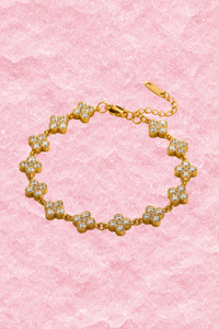 Gouden Flower armband van Fencyjewels met meerdere kleine bloemen en een verstelbare sluiting.
