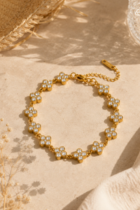Gouden Flower armband van Fencyjewels met verfijnde bloemdetails en subtiele sprankelende steentjes.