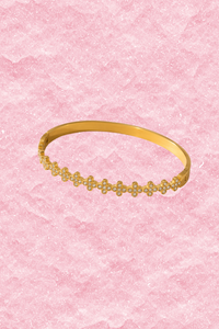 Gouden Flower bangle van Fencyjewels met een rij kleine bloemetjes en sprankelende steentjes.