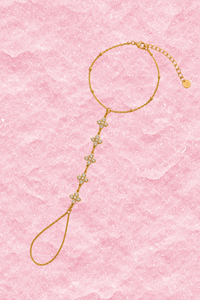 Gouden Flower handchain van Fencyjewels met subtiele bloemetjes en een verfijnd kettinkje voor hand en vinger.