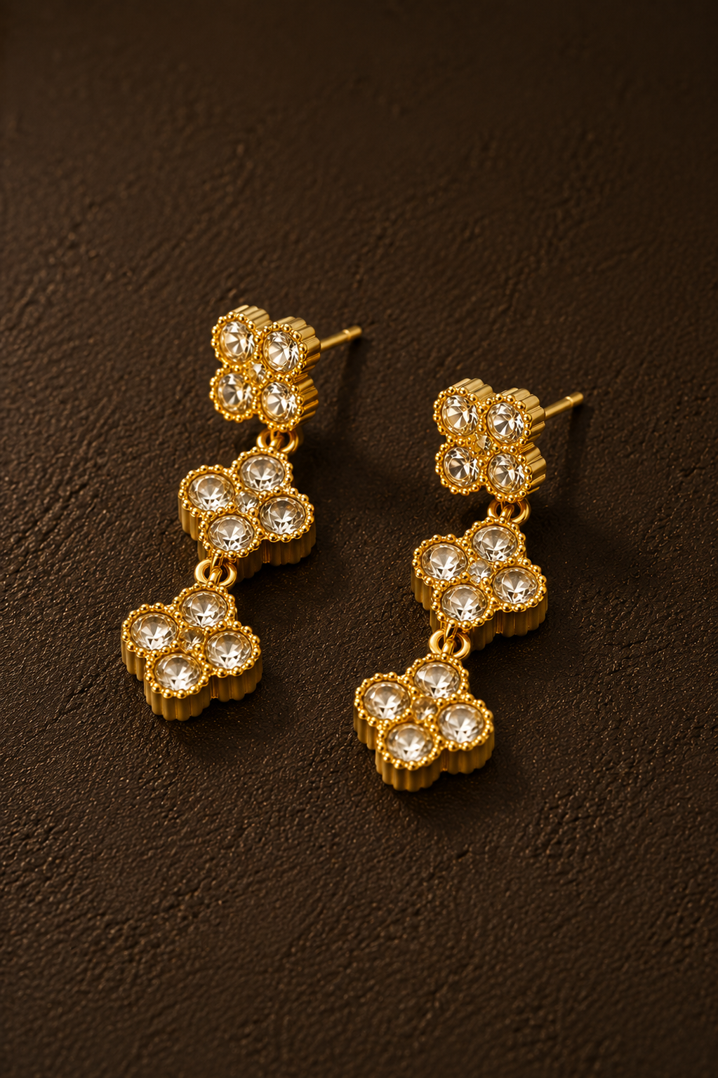 Gouden Flower oorbellen van Fencyjewels met meerdere bloemdetails en sprankelende steentjes.