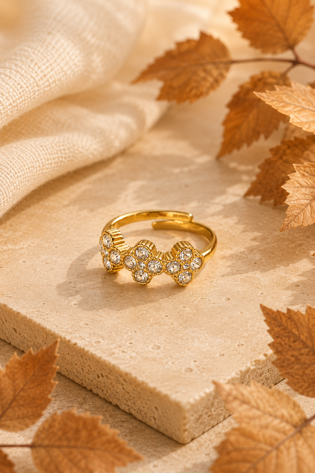 Gouden Flower ring van Fencyjewels met verfijnde bloemdetails en sprankelende steentjes.