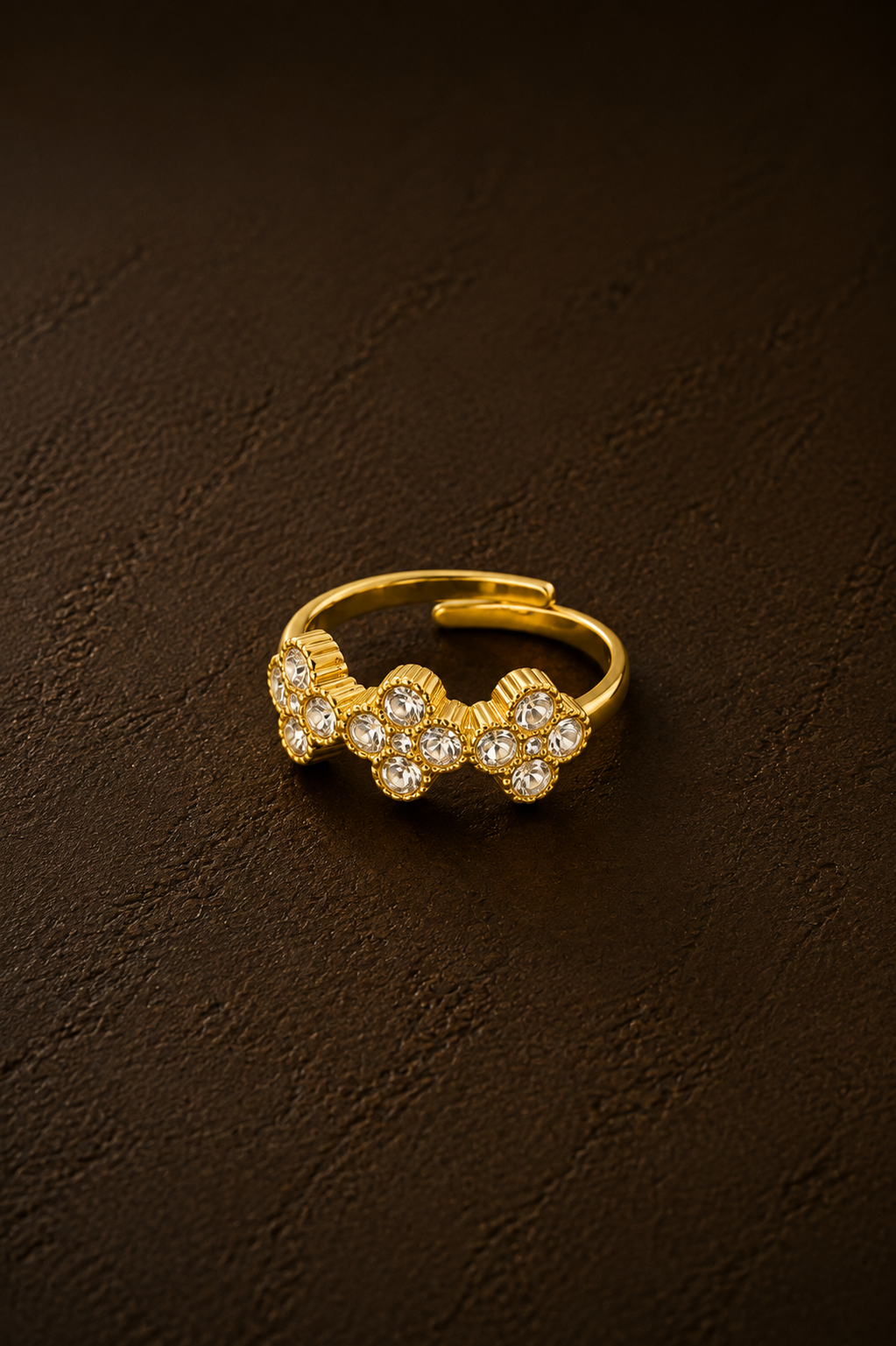 Gouden verstelbare Flower ring van Fencyjewels met bloemdesign en meerdere sprankelende steentjes.