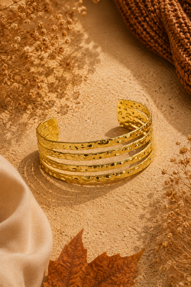 Gouden Golden hour bangle van Fencyjewels met meerdere verfijnde banen en een luxe open design.