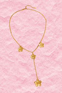 Gouden Aloha flower lange ketting van Fencyjewels met speelse bloemdetails en lange hanger van waterproof stainless steel.