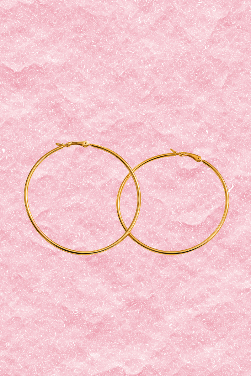 Gouden Basic hoops 6cm van Fencyjewels, grote minimalistische oorringen van waterproof stainless steel.