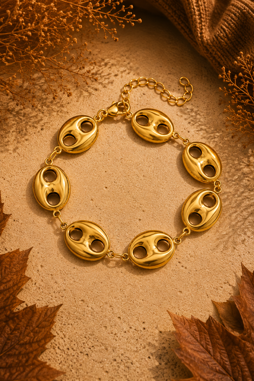 Gouden schakel armband van Fencyjewels met grote organisch gevormde schakels en een opvallend statement design.