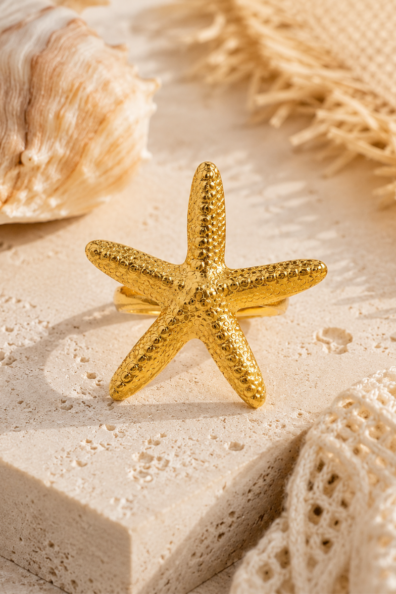 Gouden Ibiza ring van Fencyjewels in de vorm van een zeester, een opvallende verstelbare statement ring van waterproof stainless steel.
