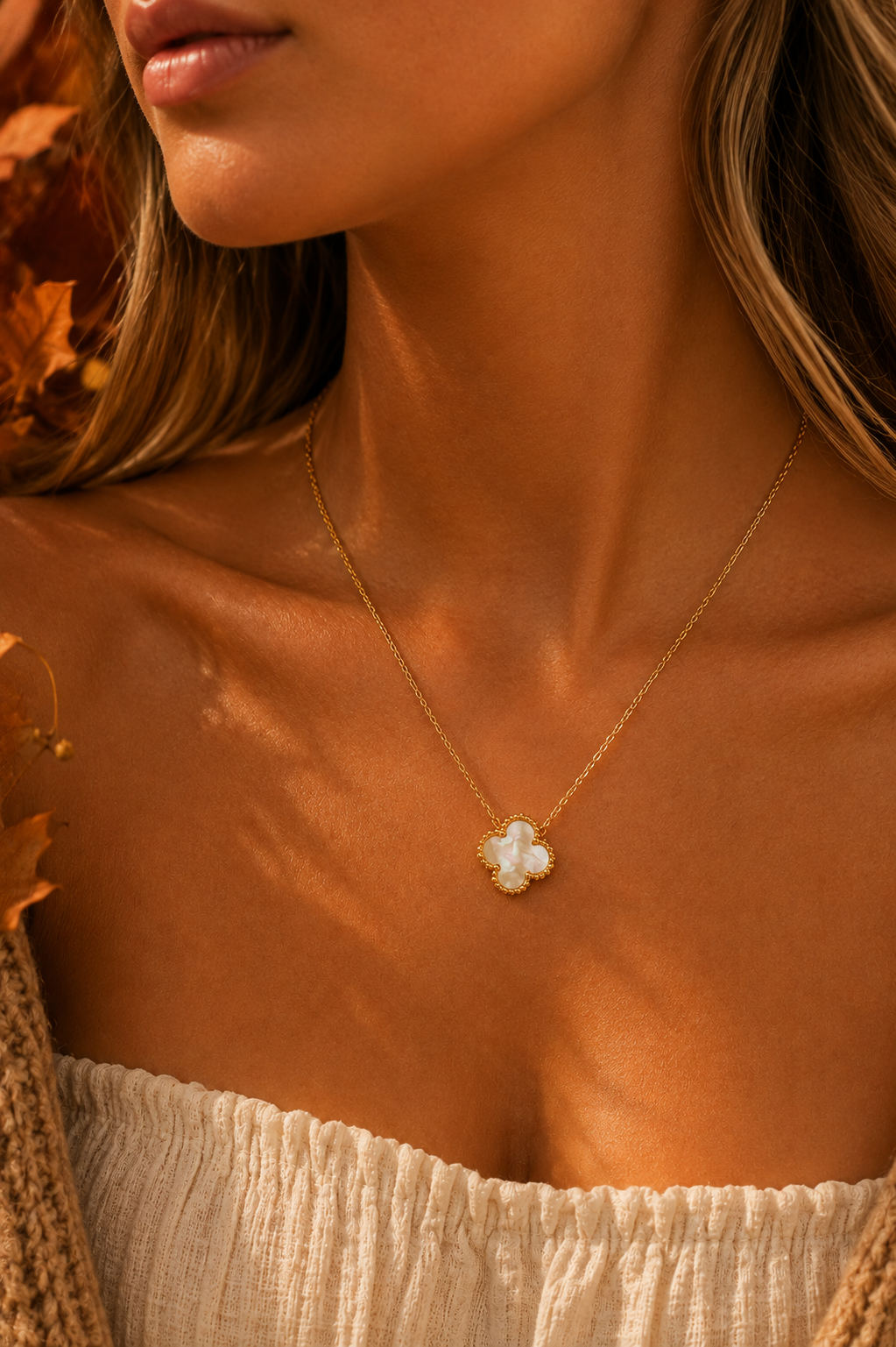 Model draagt de gouden Klaver ketting van Fencyjewels met een subtiele witte klaverhanger.