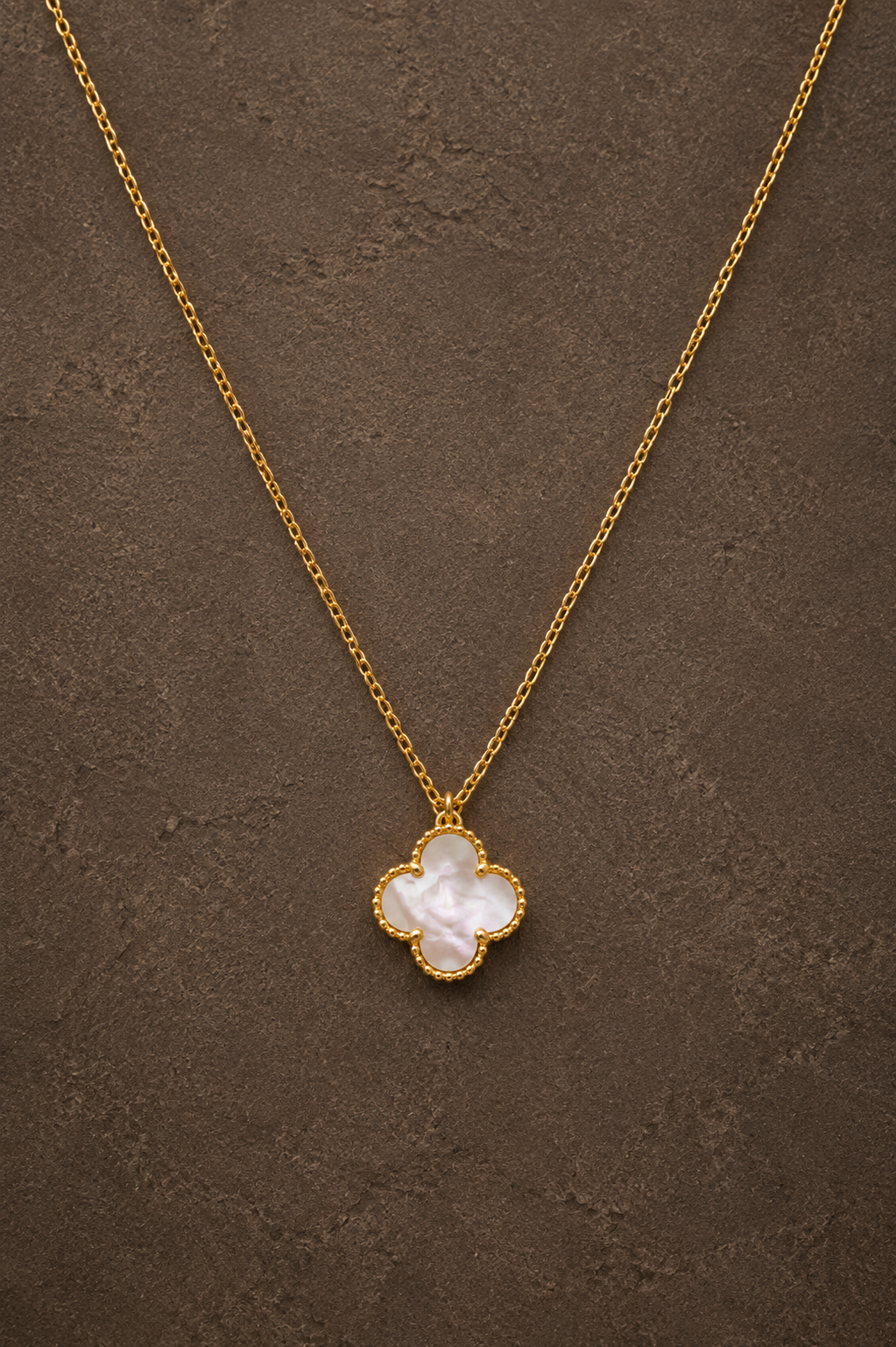 Gouden Klaver ketting van Fencyjewels met een verfijnde witte klaverhanger.