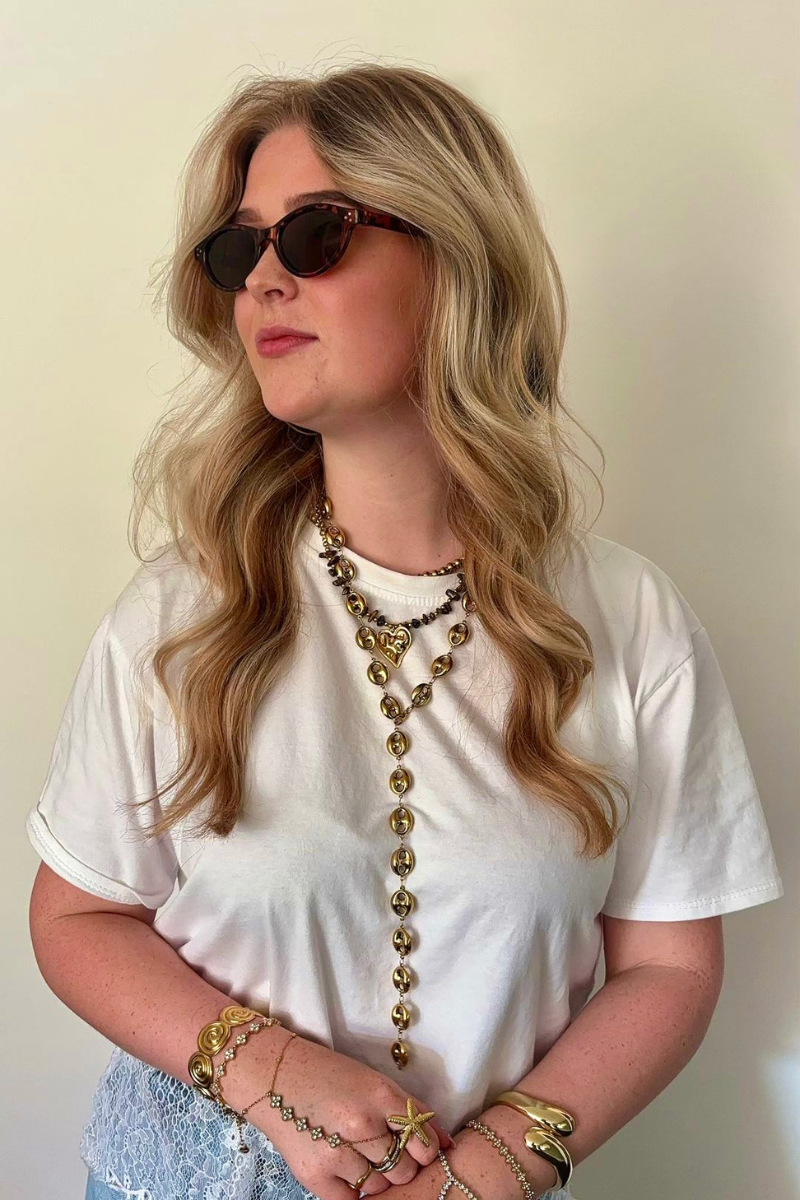 Lange gouden schakel ketting van Fencyjewels gedragen als opvallende statement ketting bij een stijlvolle outfit.