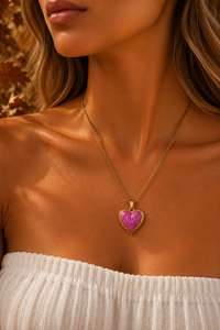 Model draagt de Livia heart ketting van Fencyjewels met een donkerroze hartvormige hanger.