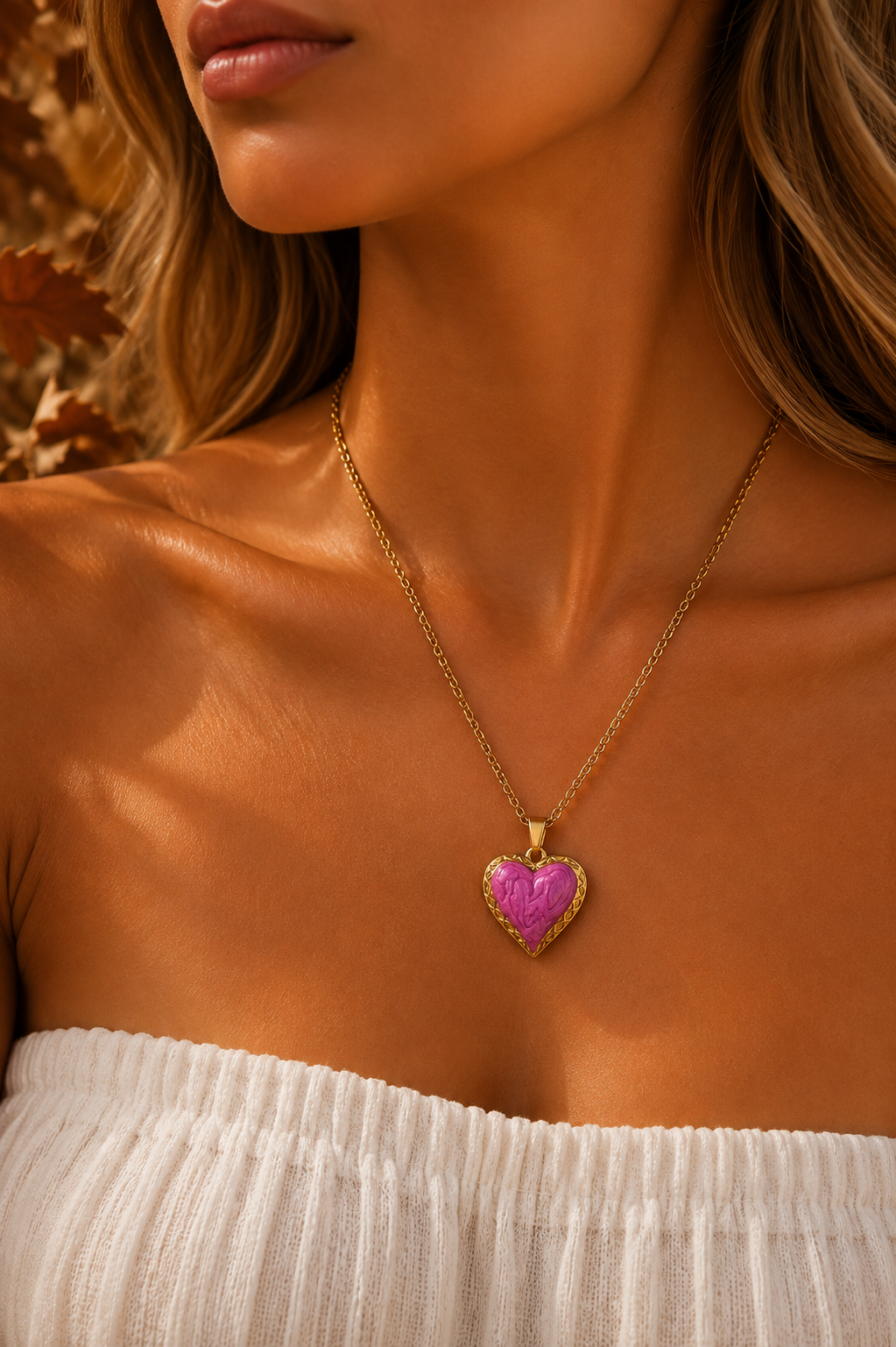 Model draagt de Livia heart ketting van Fencyjewels met een donkerroze hartvormige hanger.