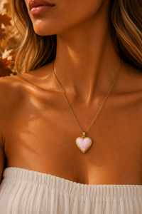 Model draagt de Livia heart ketting van Fencyjewels met een lichtroze hartvormige hanger.