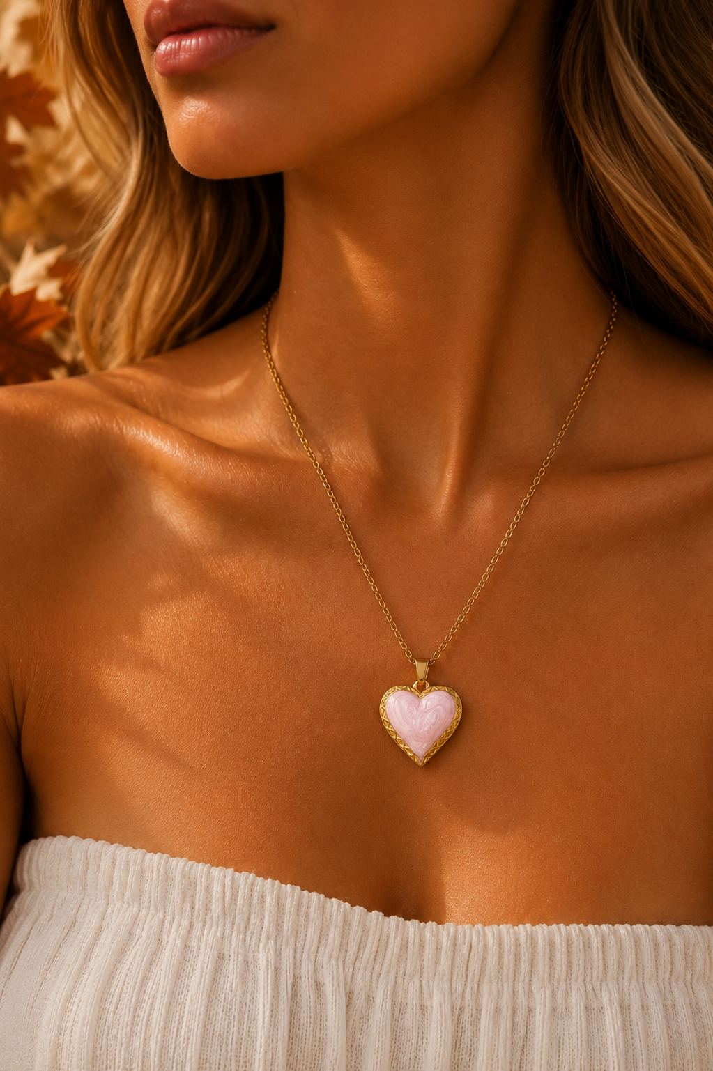 Model draagt de Livia heart ketting van Fencyjewels met een lichtroze hartvormige hanger.