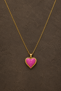 Gouden Livia heart ketting van Fencyjewels met een donkerroze hartvormige hanger.