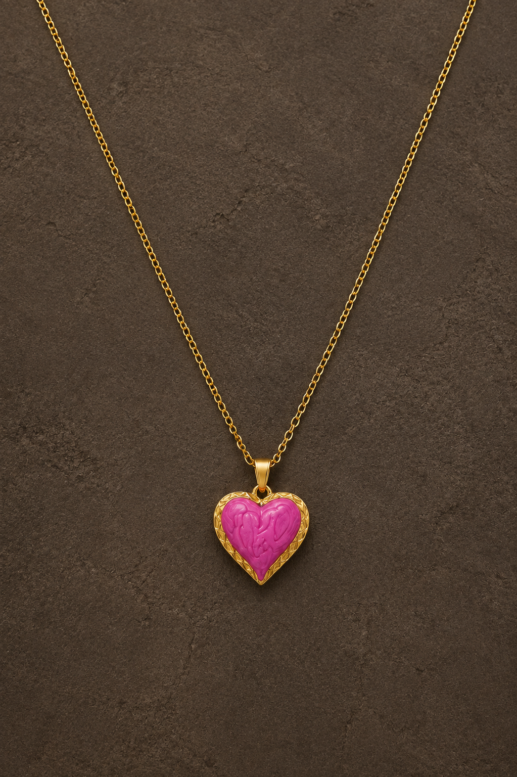 Gouden Livia heart ketting van Fencyjewels met een donkerroze hartvormige hanger.