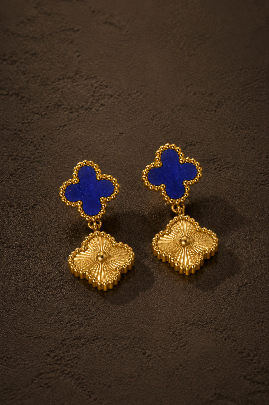 Gouden Lucky blue oorbellen van Fencyjewels met diepblauwe klaverdetails en goudkleurige hangers.