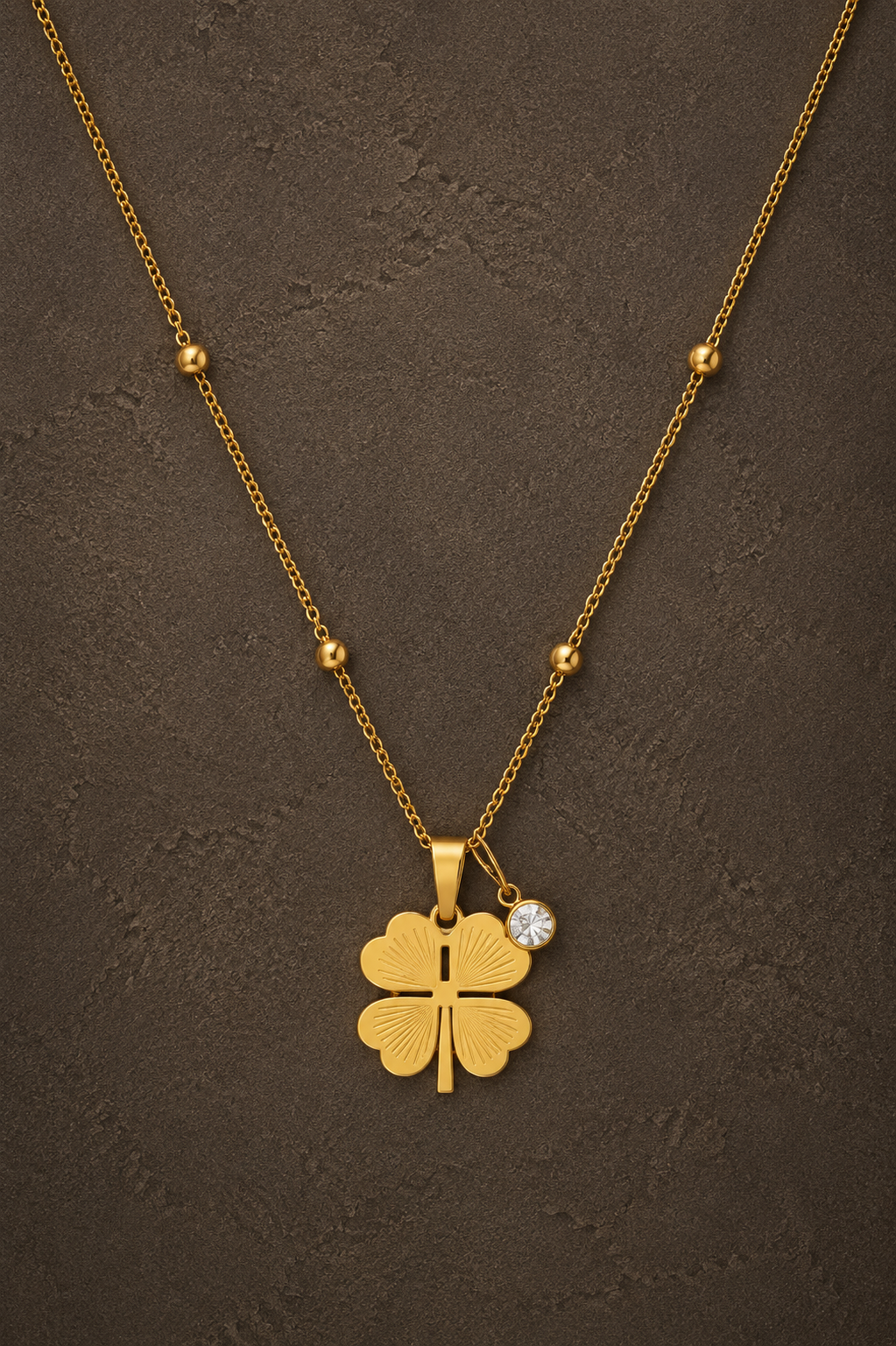 Gouden Lucky pearl ketting van Fencyjewels met subtiele pareldetails en een klaverhanger.