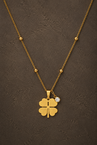 Gouden Lucky pearl ketting van Fencyjewels met subtiele pareldetails en een klaverhanger.