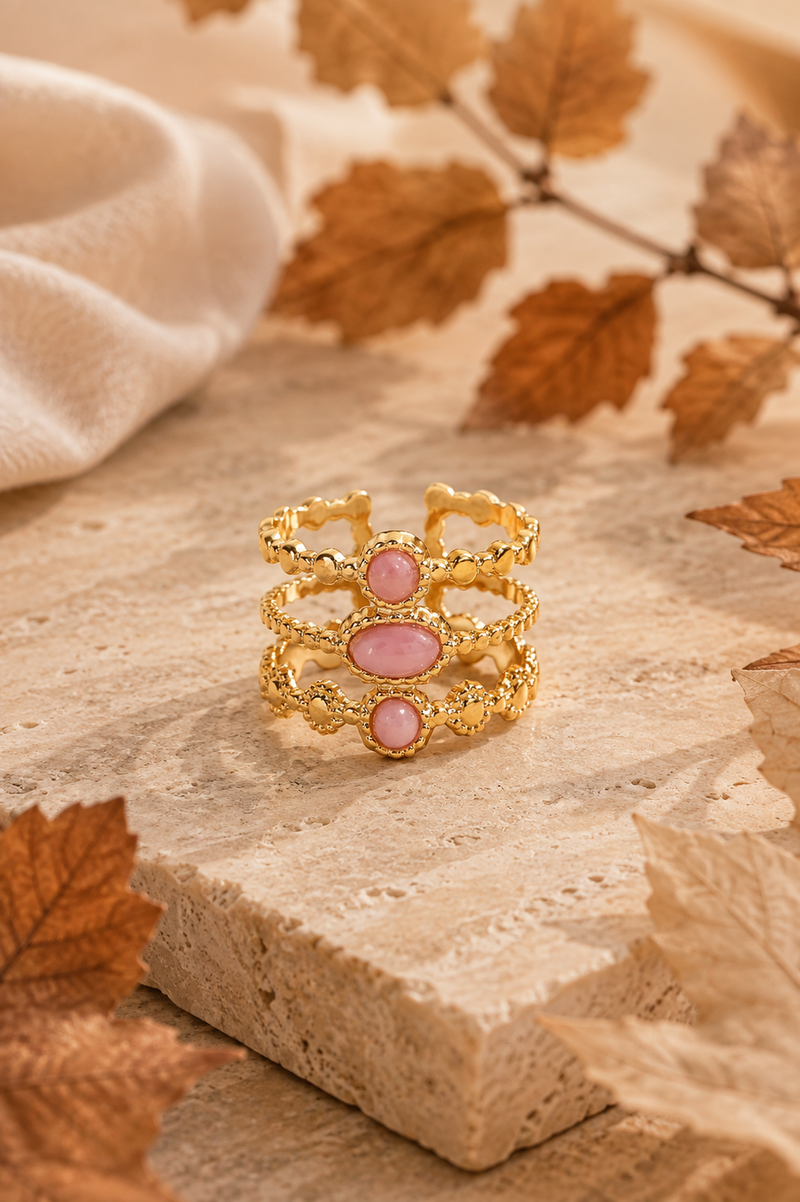 Gouden Marina ring van Fencyjewels met roze stenen en een opvallend open statement design.