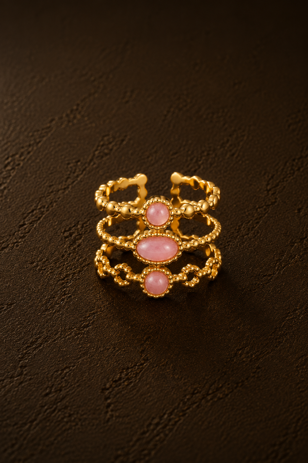 Gouden verstelbare Marina ring van Fencyjewels met meerdere roze stenen en verfijnde goudkleurige details.