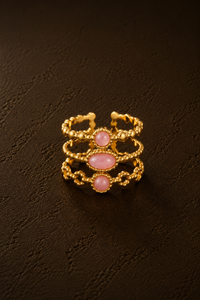 Gouden verstelbare Marina ring van Fencyjewels met meerdere roze stenen en verfijnde goudkleurige details.