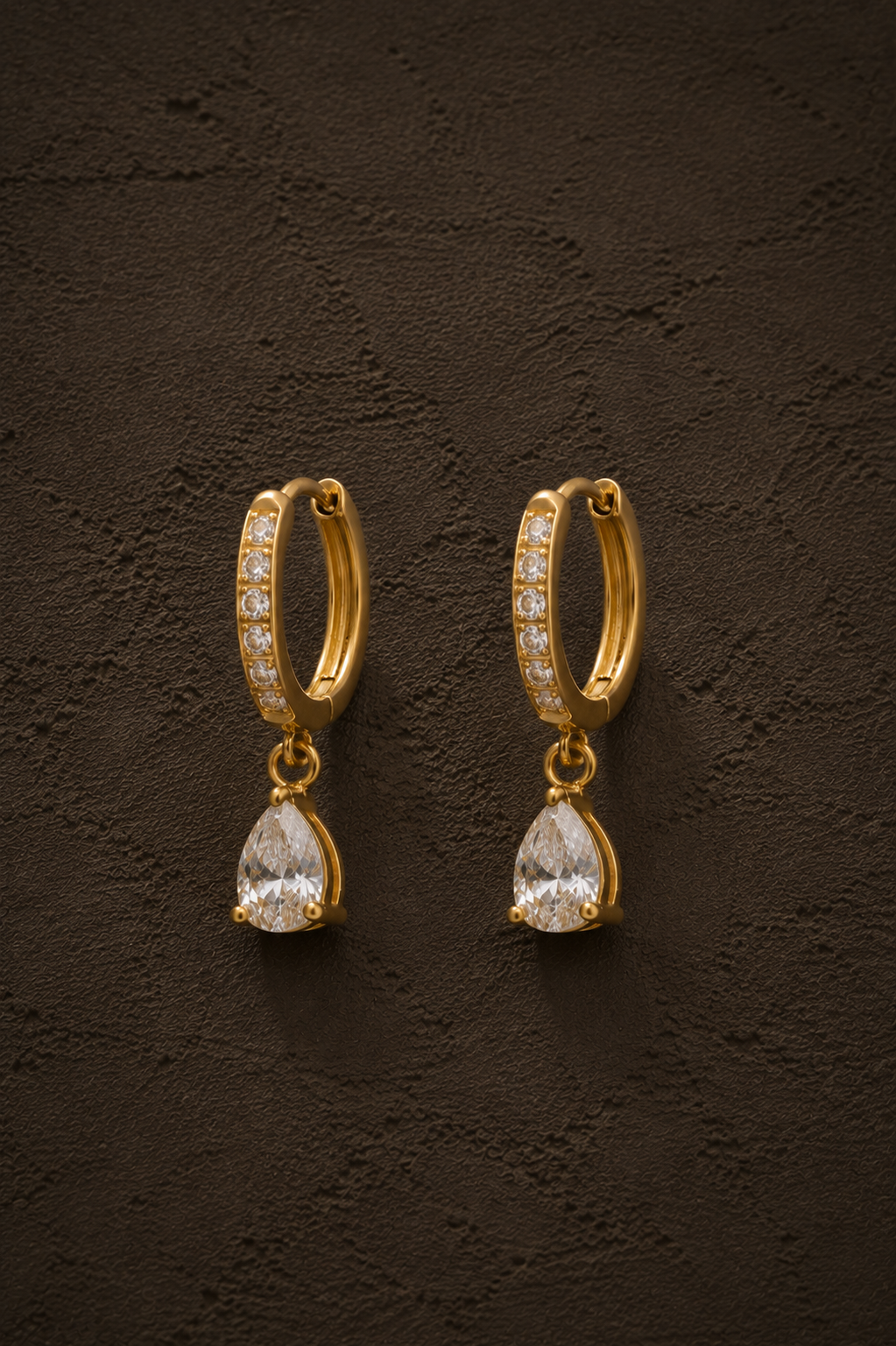 Gouden Paris oorbellen van Fencyjewels met een subtiel hangertje en elegante minimalistische uitstraling.