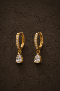 Gouden Paris oorbellen van Fencyjewels met een subtiel hangertje en elegante minimalistische uitstraling.