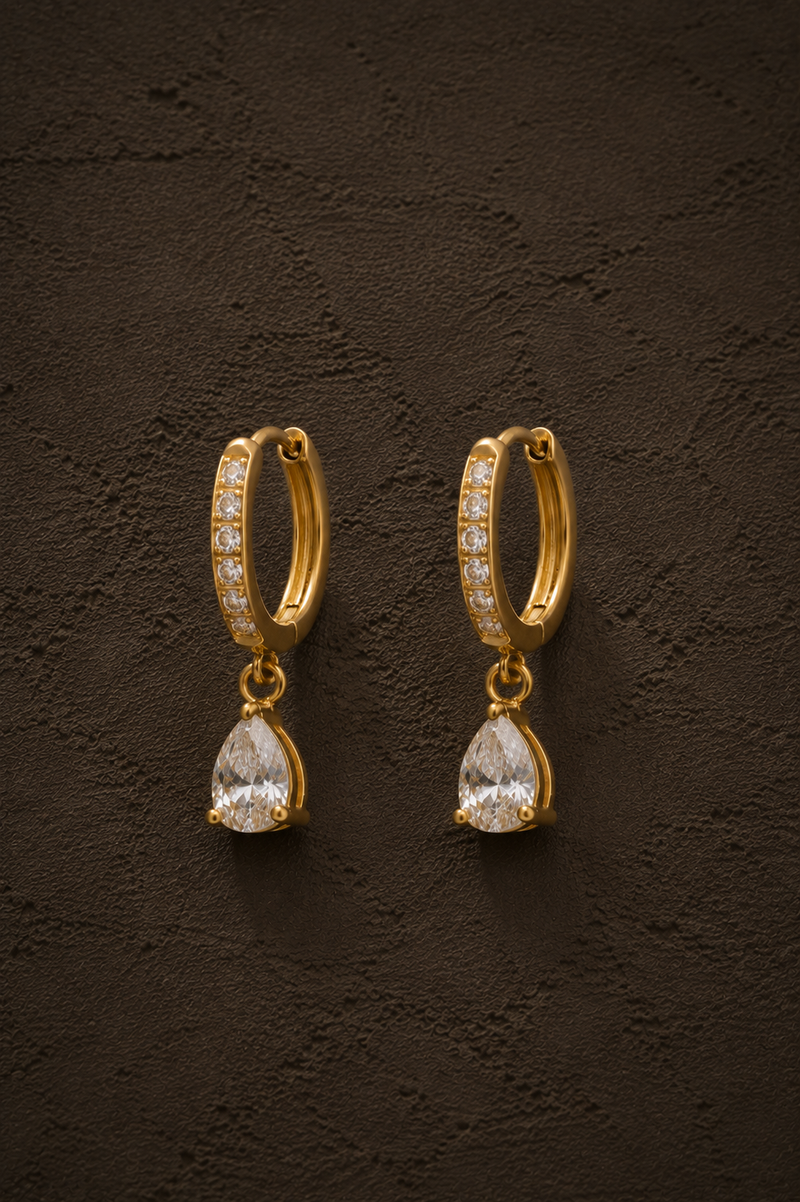 Gouden Paris oorbellen van Fencyjewels met een subtiel hangertje en elegante minimalistische uitstraling.