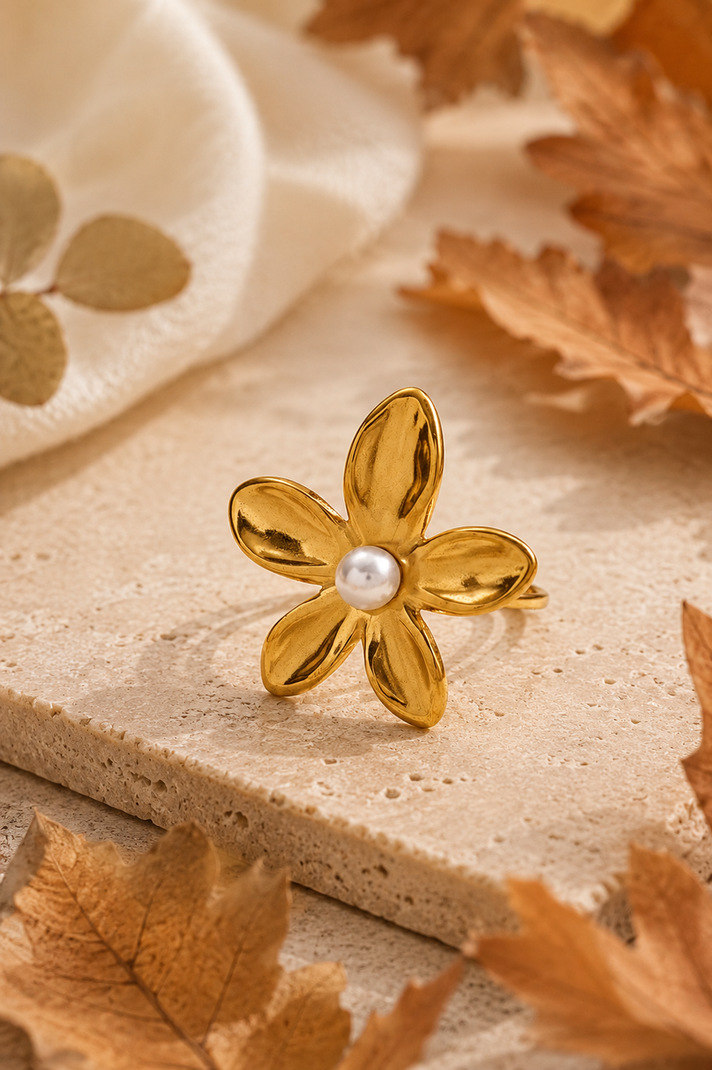 Gouden Pearl bloom ring van Fencyjewels met een grote bloem en een elegante witte parel in het midden.