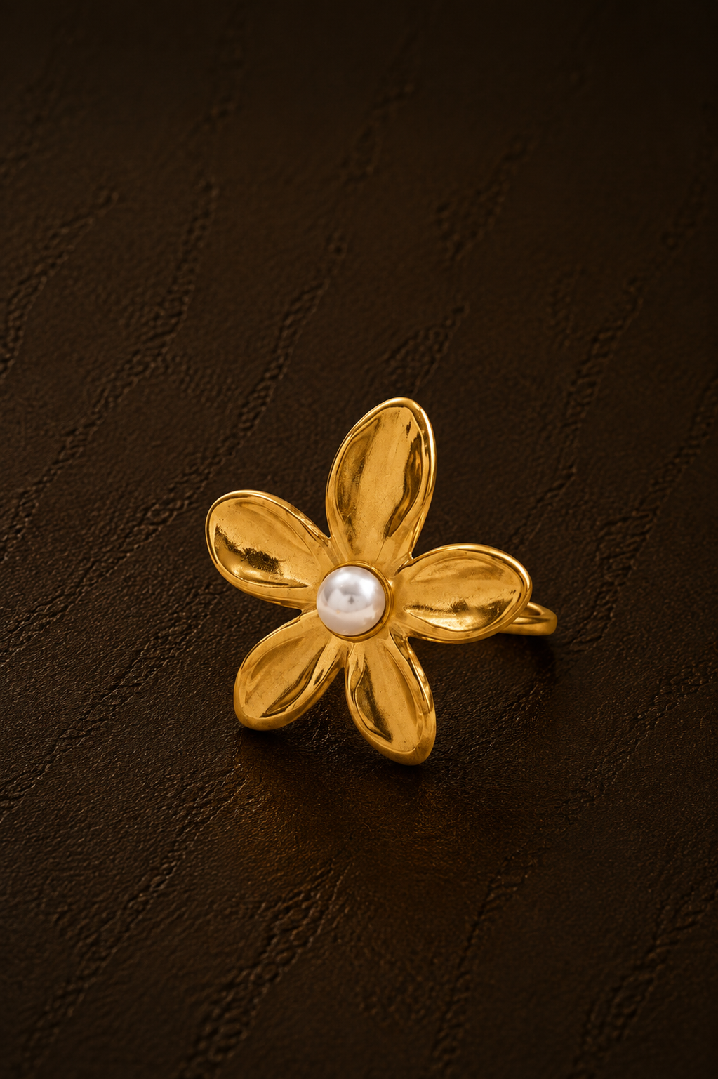 Gouden verstelbare Pearl bloom ring van Fencyjewels met een opvallend bloemdesign en witte parel.