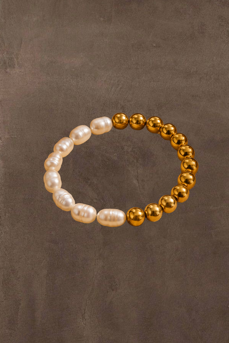 Pearl duo armband van Fencyjewels met witte parels en goudkleurige stainless steel kralen.
