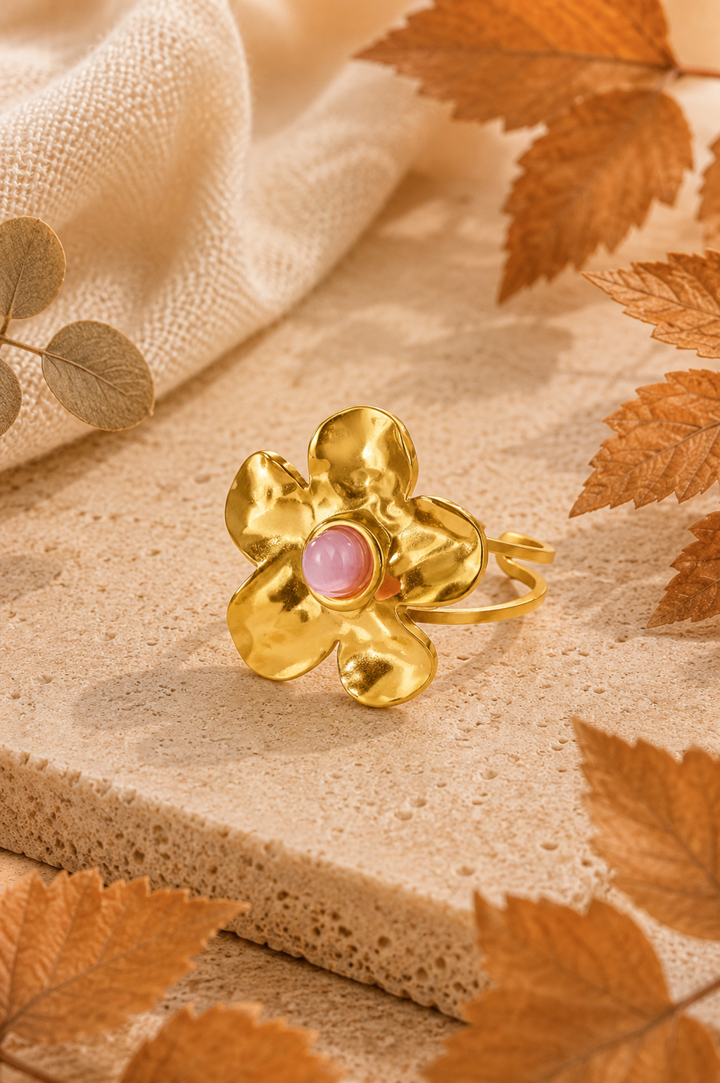Gouden Pink flower ring van Fencyjewels met een grote bloem en roze steen in het midden.