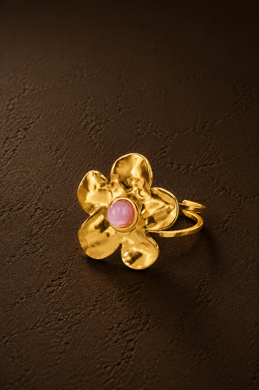 Gouden verstelbare Pink flower ring van Fencyjewels met opvallend bloemdesign en roze steen.