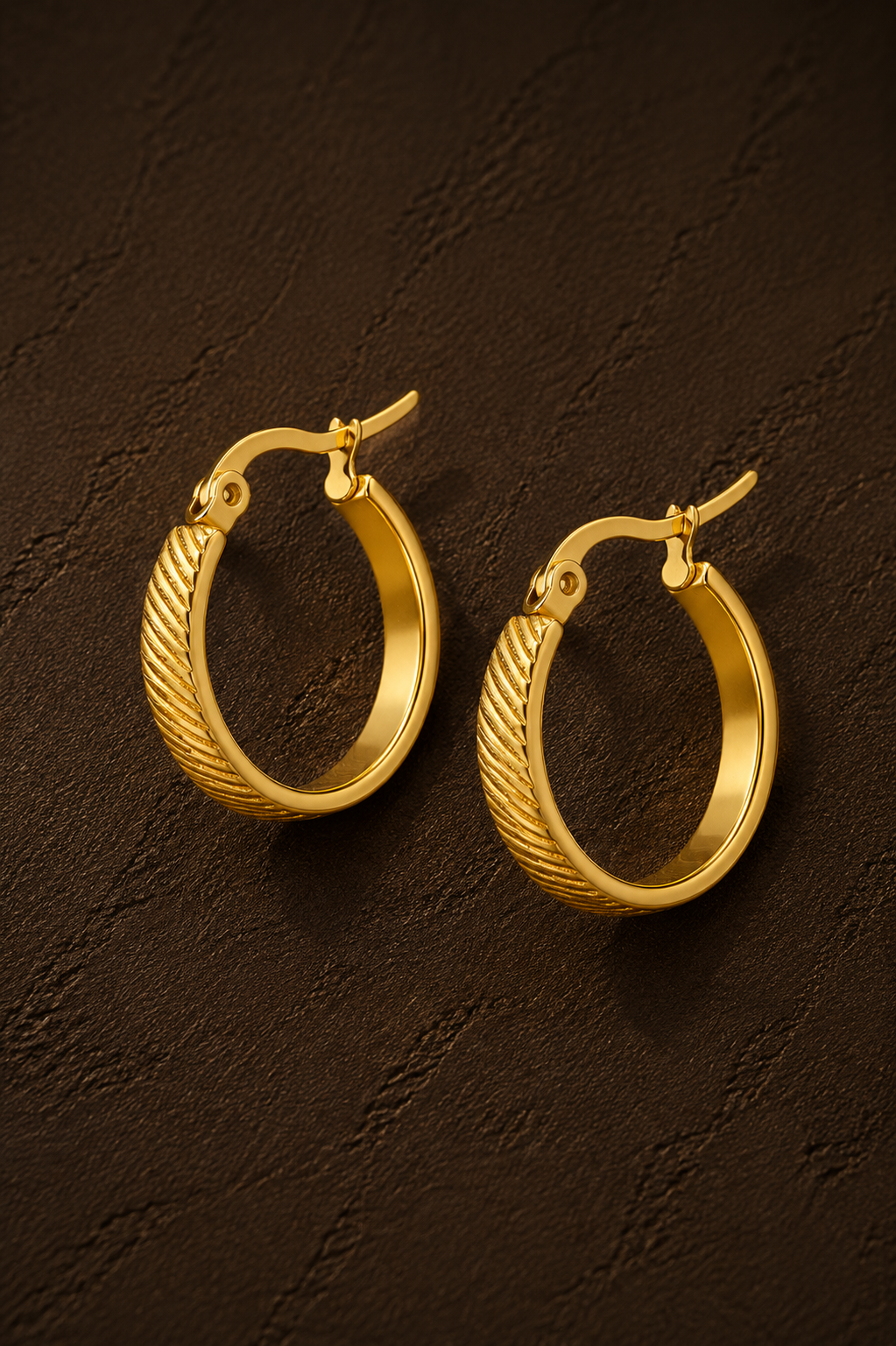Gouden Ribbed hoops van Fencyjewels met een verfijnde geribbelde structuur en glanzende afwerking.