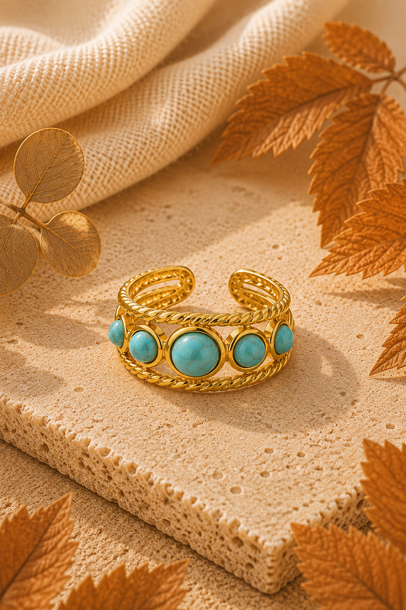 Gouden Rosalie ring van Fencyjewels met meerdere turquoise stenen in verschillende formaten.
