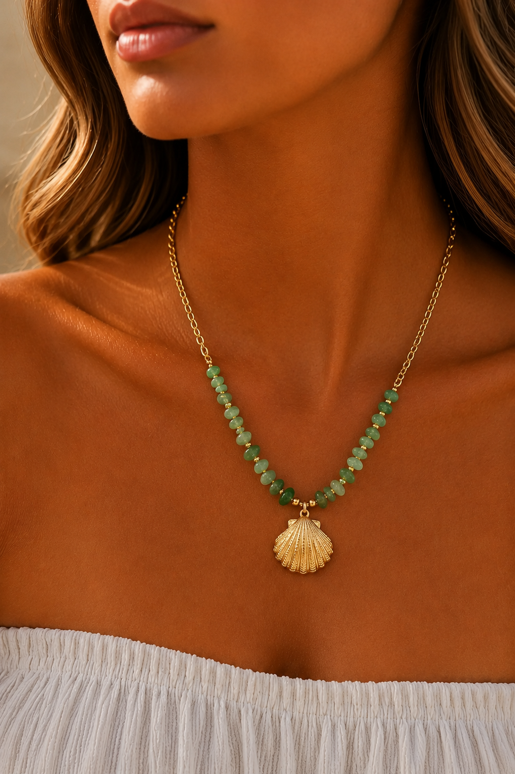 Model draagt de Schelpen ketting van Fencyjewels met turquoise kralen en een goudkleurige schelp als hanger.