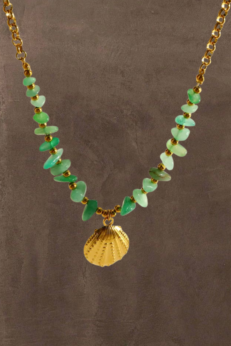 Gouden Schelpen ketting van Fencyjewels met turquoise kralen en een opvallende goudkleurige schelphanger.