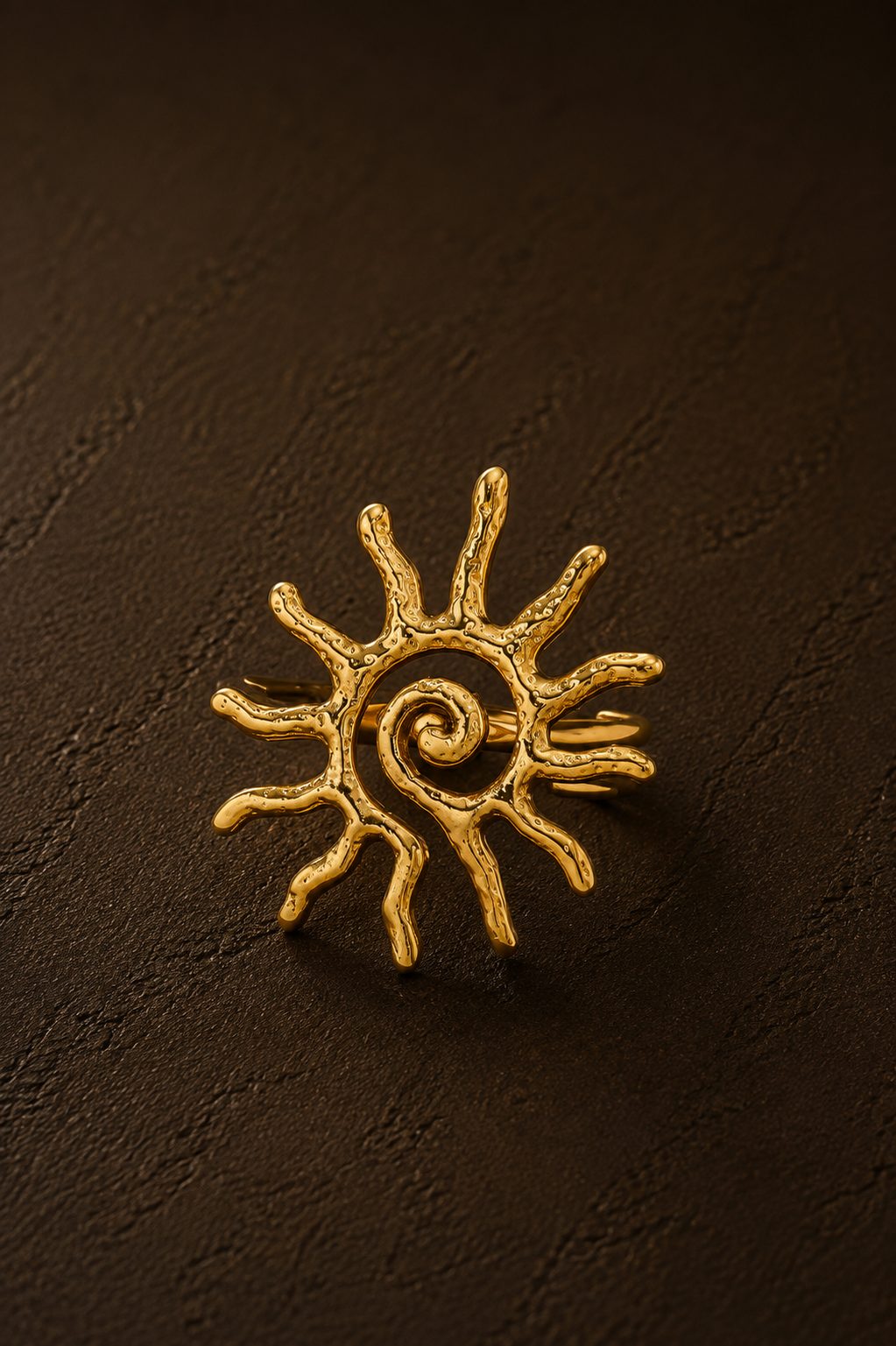 Gouden verstelbare Statement sun ring van Fencyjewels met een grote zon en organisch gevormde stralen.