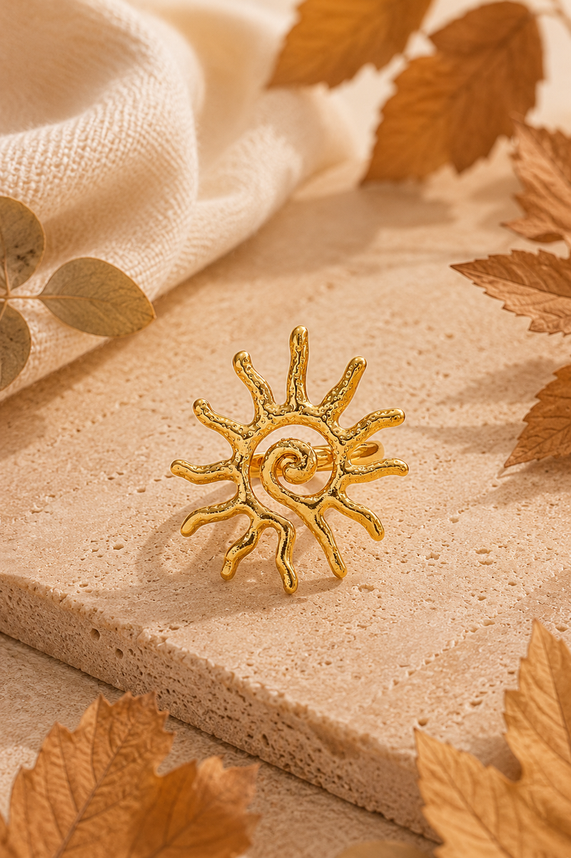 Gouden Statement sun ring van Fencyjewels met een opvallend zon-design en speelse organische zonnestralen.