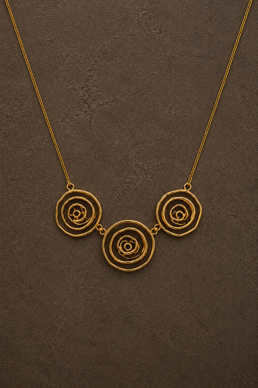 Gouden Swirl ketting van Fencyjewels met drie gedraaide cirkelhangers en een speels statement design.