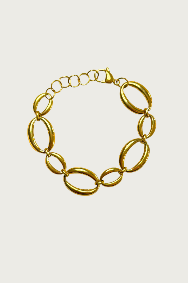 Bold armband van Fencyjewels met grove gouden schakels. Statement armband van stainless steel, waterproof en perfect voor een trendy en krachtige look.
